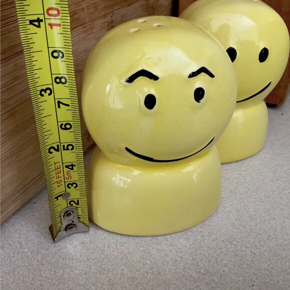 Vintage 60s/70s Smiley Face Happy Yellow Kitsch Salt & Pepper Shakers Oversized - Picture 4 of 8